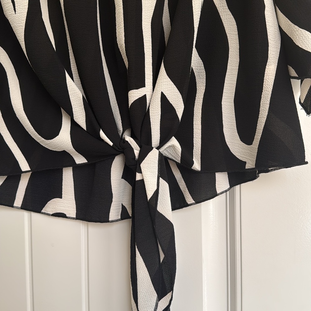Vici Black and Off white Zebra Print Women's Top Size S - Picture 3 of 8